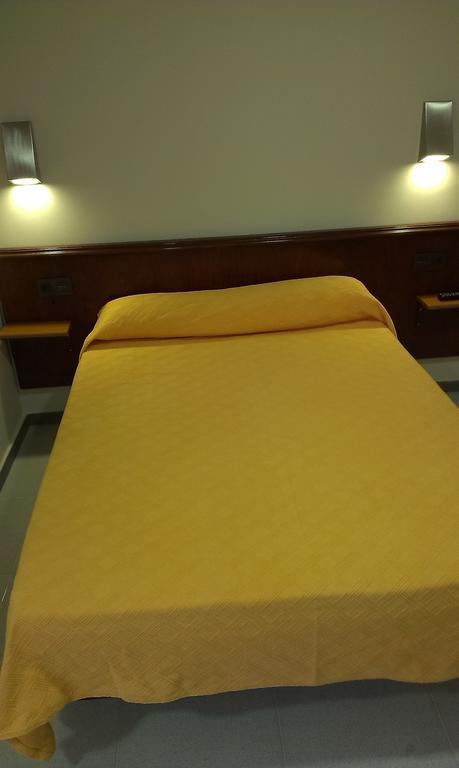Hostal Bisbal Only Adults No Ac فالنسيا الغرفة الصورة